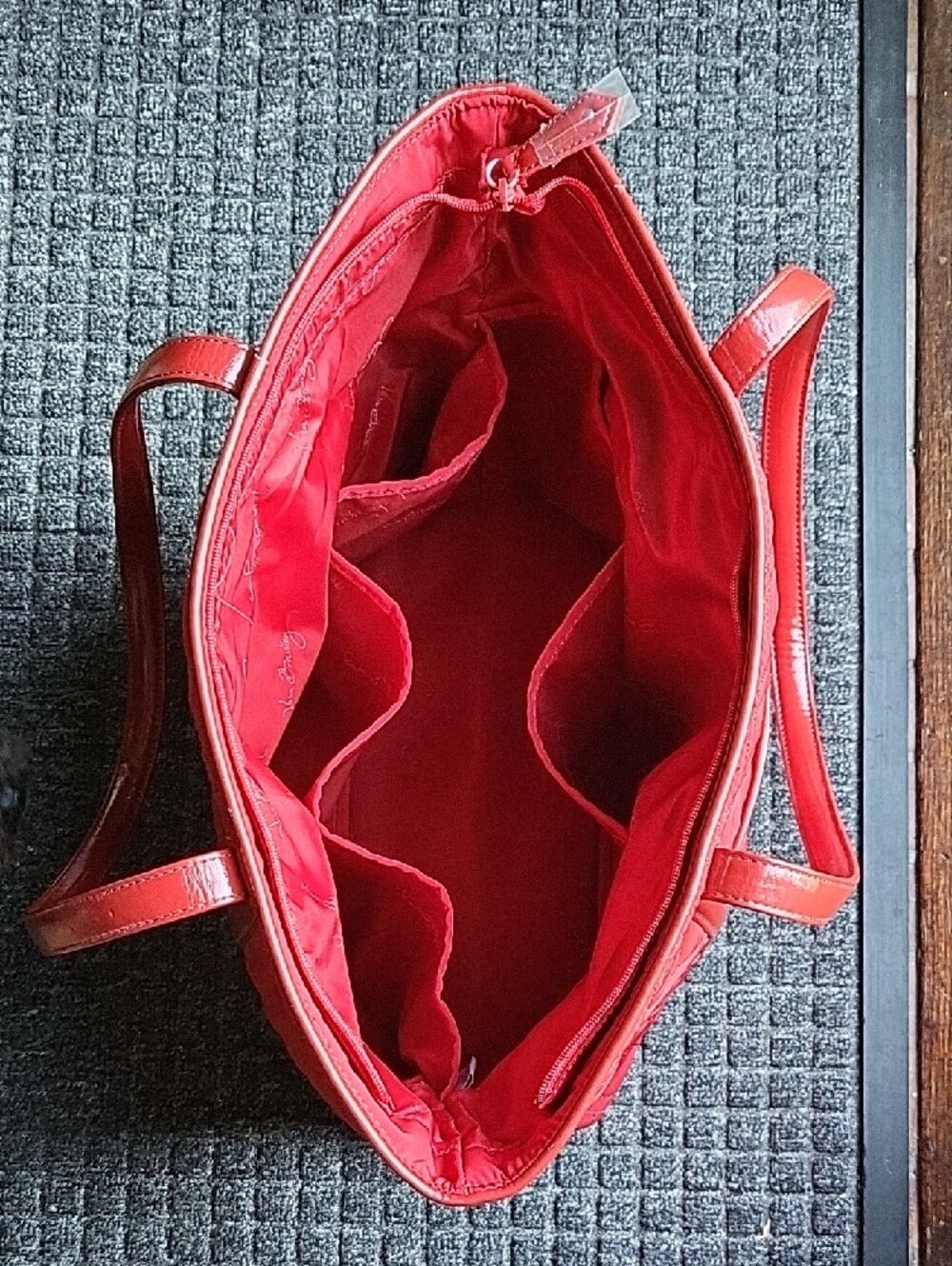 Vera Bradley Trimmed Vera Tote – Tango Red – NWT - Picture 11 of 16